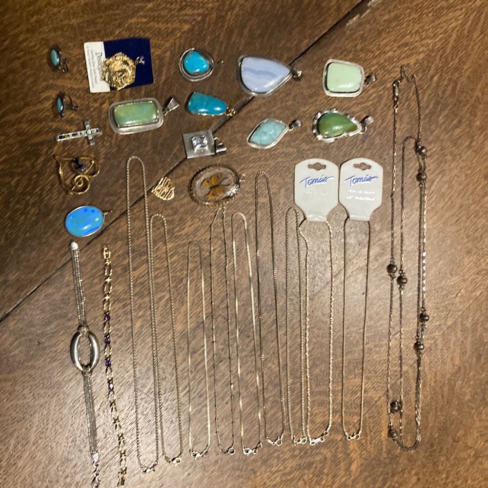 30 pc lot of assorted beautiful jewelry, sterling silver chains, pendants +more